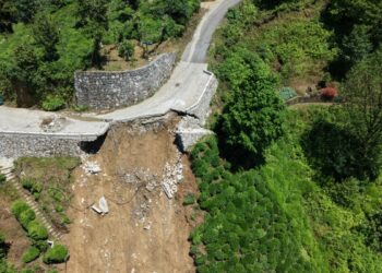Rize'de sağanak sonrası çöken yol dronla görüntülendi