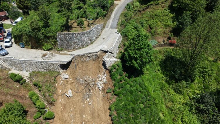 Rize'de sağanak sonrası çöken yol dronla görüntülendi