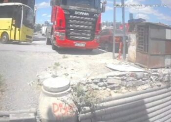 Beylikdüzü'nde freni boşalan İETT otobüsü TIR'a çarptı; kaza kamerada