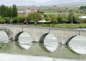Tarihi Murat Köprüsü ve Sultan Alparslan Parkı bu bayram boş kaldı