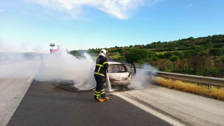 Gaziantep’te seyir halindeki otomobil yandı