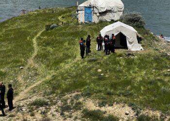 Viyadükten baraja düşüp, kaybolan 2 çocuk babası aranıyor