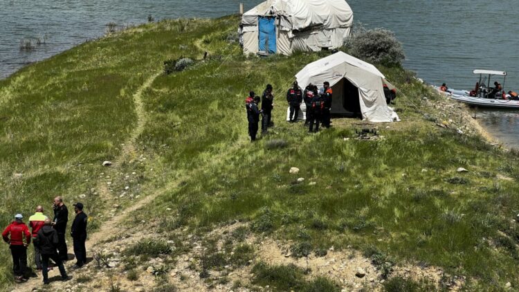 Viyadükten baraja düşüp, kaybolan 2 çocuk babası aranıyor