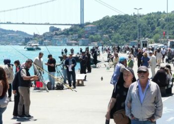 Kurban Bayramı'nın son gününde sıcak havayı fırsat bilenler sahillere akın etti