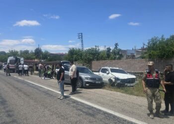 Kilis'te hafif ticari araç ile otomobil çarpıştı; 9 yaralı