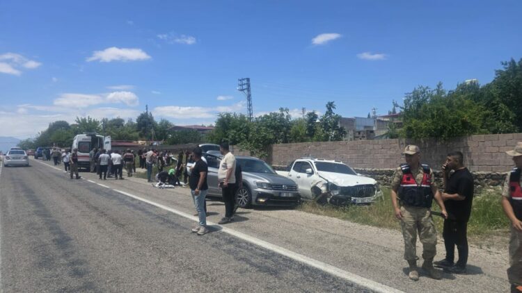 Kilis'te hafif ticari araç ile otomobil çarpıştı; 9 yaralı