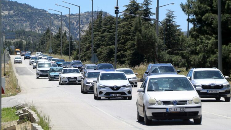 Ankara yolunda 'tatil dönüşü' trafiği