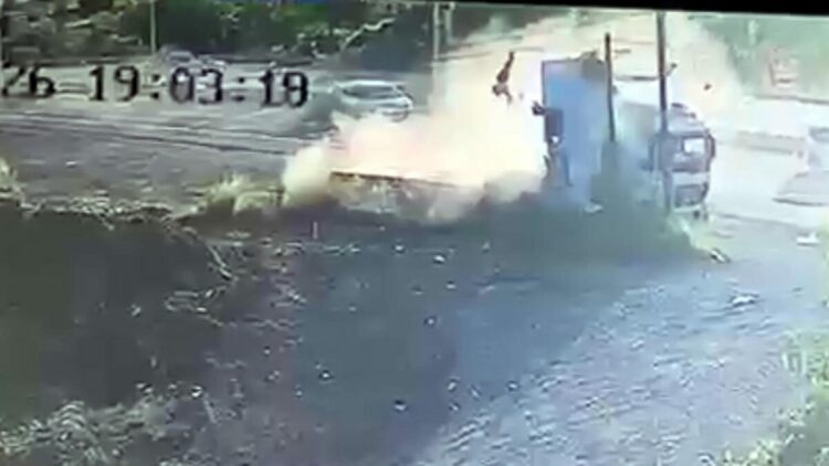 Midibüsün çarptığı kamyonet takla attı: 1 ölü, 8 yaralı