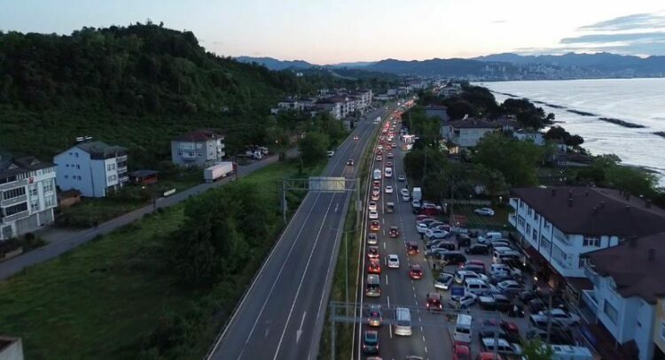 Bayram tatili dönüşü Karadeniz Sahil Yolu'nda yoğunluk