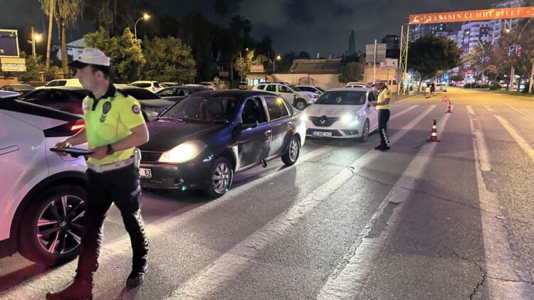 Adana'da trafik denetimi; 126 sürücüye ceza yazıldı