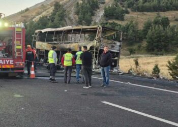 Denizli'de bariyerlere çarpan yolcu otobüsü yandı: 1'i bebek 8 ölü, 33 yaralı