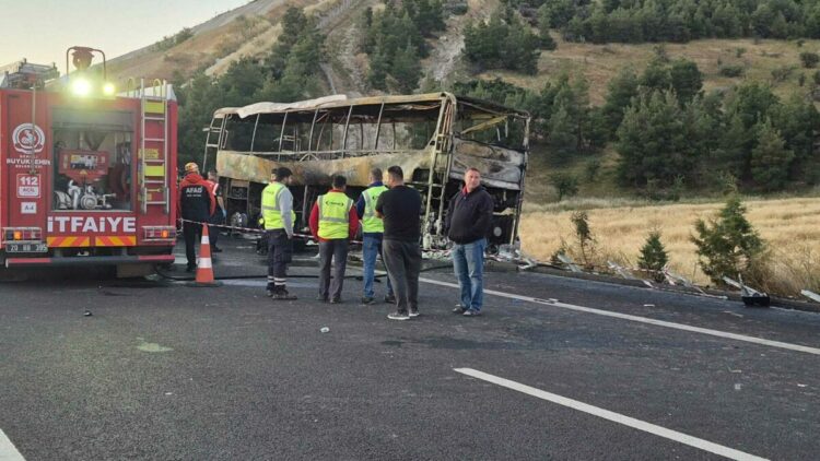 Denizli'de bariyerlere çarpan yolcu otobüsü yandı: 1'i bebek 8 ölü, 33 yaralı