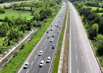 Anadolu Otoyolu'nun Bolu geçişinde trafik yoğunluğu