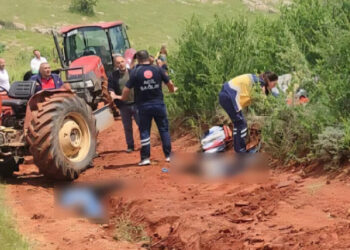 Traktör kazasında baba ile oğul öldü