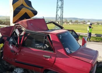 Otomobil, yön tabelasının direğine çarptı; evli çift öldü, çocukları ağır yaralı