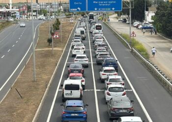 Tatilin son gününde Tekirdağ-İstanbul kara yolunda araç yoğunluğu