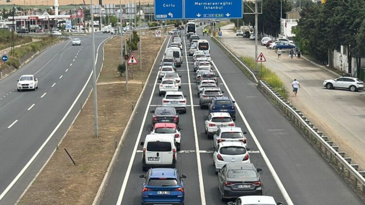 Tatilin son gününde Tekirdağ-İstanbul kara yolunda araç yoğunluğu