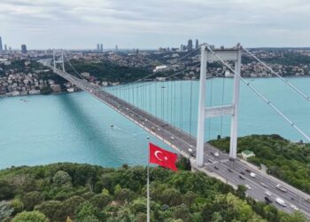 Turkuaz renge bürünen İstanbul Boğazı havadan görüntülendi