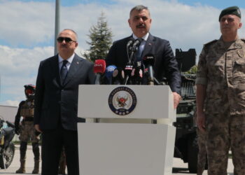 Bakan Çiftçi, özel harekat polisleriyle bayramlaştı