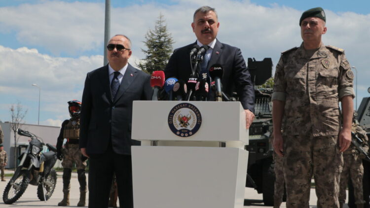 Bakan Çiftçi, özel harekat polisleriyle bayramlaştı