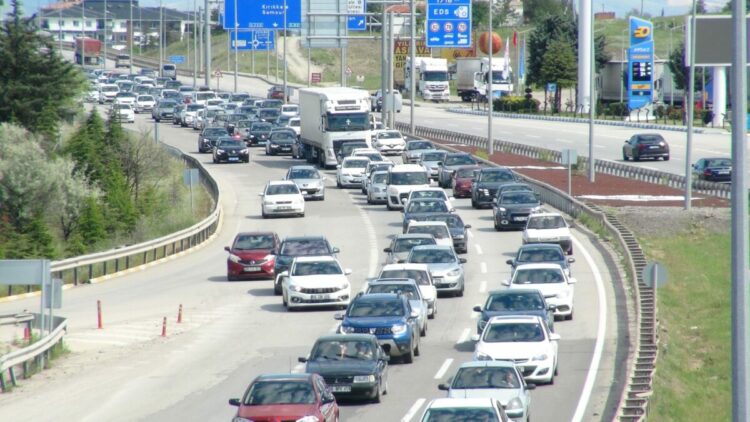 'Kilit kavşak' Kırıkkale'de bayram dönüşü trafiği