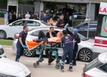 Bursa’da bıçaklı ‘yol verme’ kavgası: 1’i polis 5 yaralı