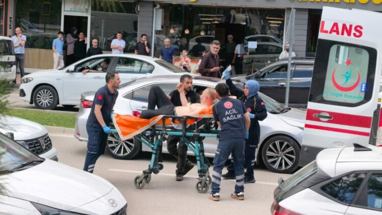 Bursa’da bıçaklı ‘yol verme’ kavgası: 1’i polis 5 yaralı