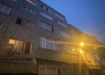 Fatih'te cam silerken 5'inci kattan apartman boşluğuna düşen kadın öldü