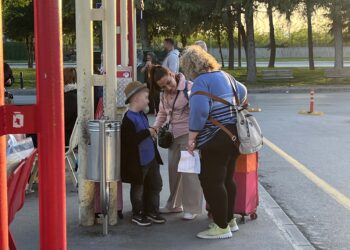 Nazar, 7 yıl sonra kavuştuğu annesiyle yeni hayatı için yola çıktı; DHA o anları görüntüledi