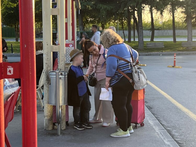 Nazar, 7 yıl sonra kavuştuğu annesiyle yeni hayatı için yola çıktı; DHA o anları görüntüledi