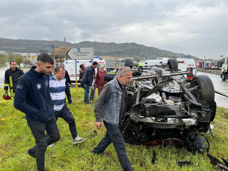 Sinyalizasyon direğine çarpan otomobil takla attı: 1’i çocuk 4 yaralı