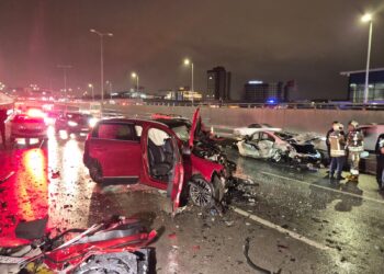 Ankara'da 4 aracın karıştığı zincirleme kazada 8 kişi yaralandı