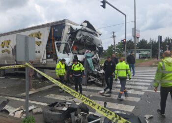 TIR, kırmızı ışıkta bekleyen tankere çarptı: 1 ölü
