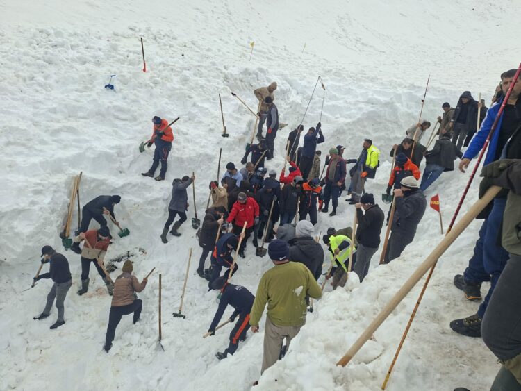 Çığ altında kalan çobanın cansız bedenine ulaşıldı