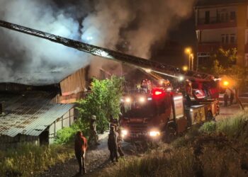 Arnavutköy'de fabrikada yangın; ekipler alevlere müdahale ediyor -1