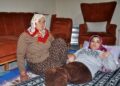 Engelli kızına 36 yıldır bebek gibi bakıyor