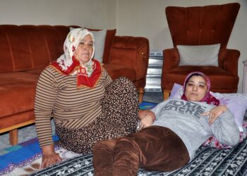 Engelli kızına 36 yıldır bebek gibi bakıyor