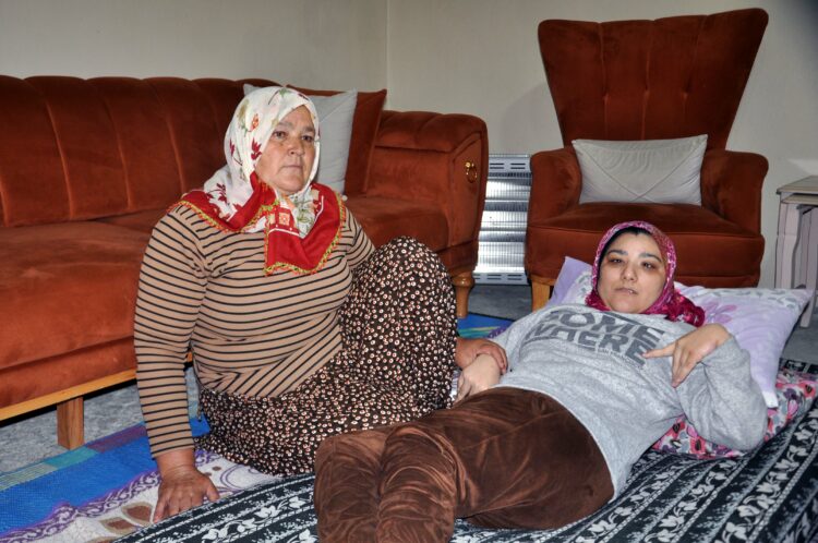 Engelli kızına 36 yıldır bebek gibi bakıyor