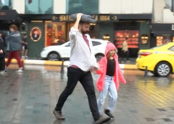 Taksim’de yağmura yakalananlar çanta ve kartonla korunmaya çalıştı