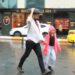 Taksim’de yağmura yakalananlar çanta ve kartonla korunmaya çalıştı