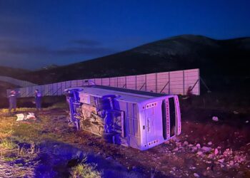 Taraftarları taşıyan yolcu midibüsü devrildi: 25 yaralı
