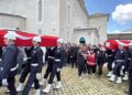 Şehit eşinin tabutunu omuzladı