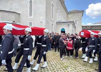 Şehit eşinin tabutunu omuzladı
