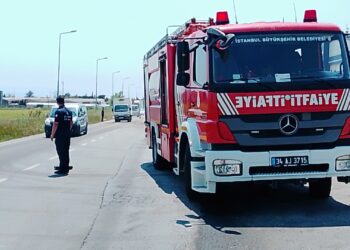 Silivri'de TIR'ın yakıt deposu delindi; mazot 1 kilometre boyunca yola aktı