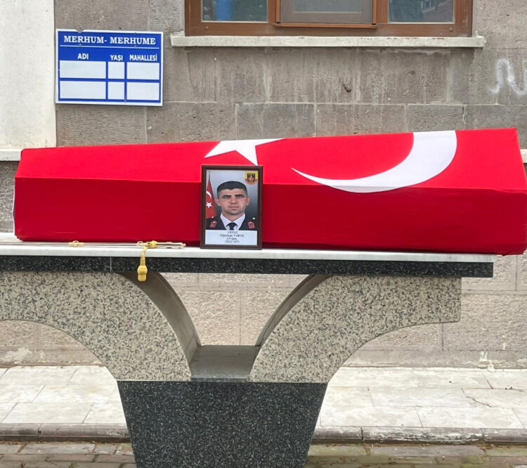 Kalp krizinden ölen ilçe jandarma komutanı, son yolculuğuna uğurlandı