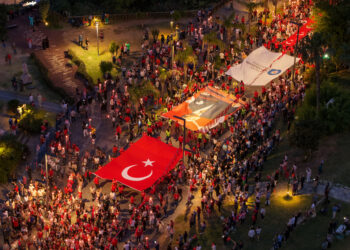 Antalya'da 19 Mayıs 'fener alayı'nda binlerce kişilik coşku