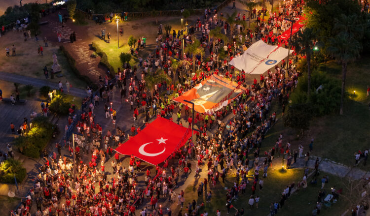 Antalya'da 19 Mayıs 'fener alayı'nda binlerce kişilik coşku