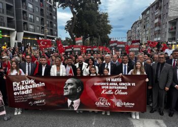 Edirne'de 19 Mayıs nedeniyle fener alayı düzenlendi