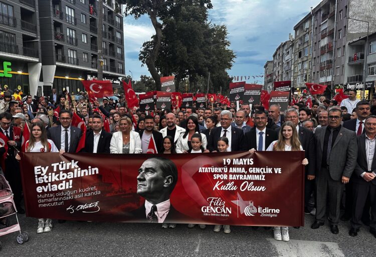 Edirne'de 19 Mayıs nedeniyle fener alayı düzenlendi
