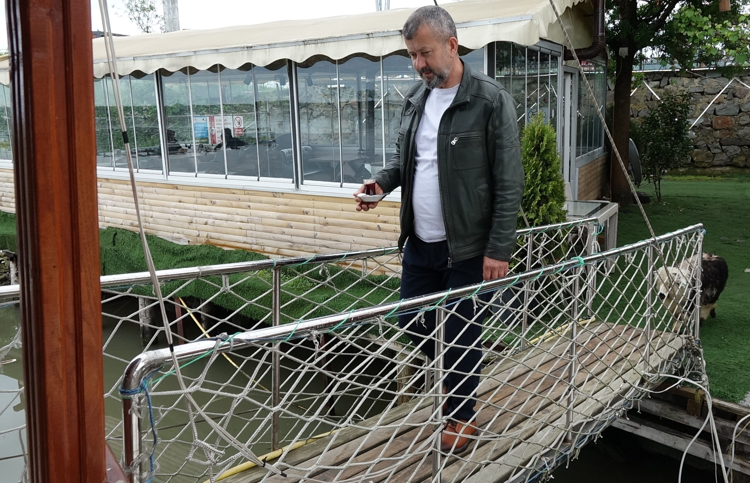 Özenle büyüttüğü kuzusu 'Abbas' yoldaşı oldu